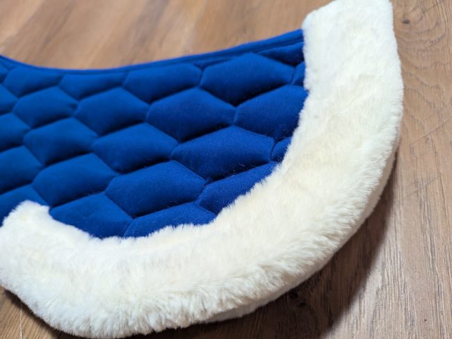 Podkładka pod siodło Velvet z futerkiem - Reflex blue - obrazek 4
