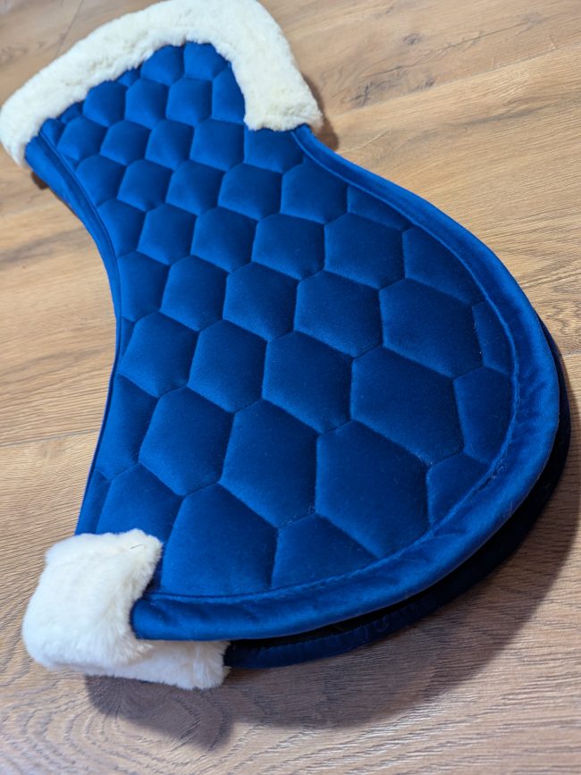 Podkładka pod siodło Velvet z futerkiem - Reflex blue - obrazek 3